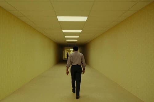 'Backrooms' va a volver a los cines con una versión 15 minutos más larga. Si tiene éxito, tendremos un peligroso precedente