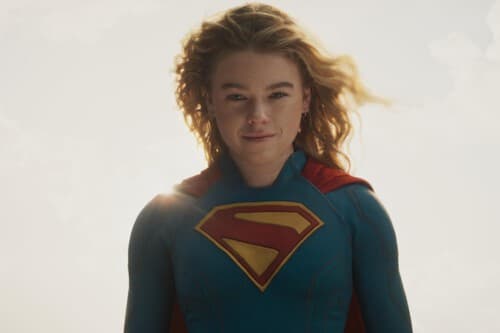 "El simple hecho de existir como mujer en ese espacio hace que la gente comente". Milly Alcock está preparada para las críticas online por su trabajo en 'Supergirl'