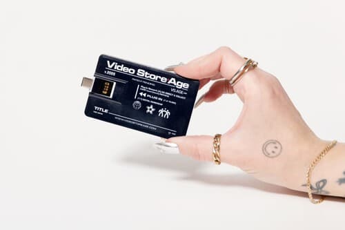 Hay una empresa vendiendo películas indies en un USB encriptado: es una refrescante idea en plena era del streaming