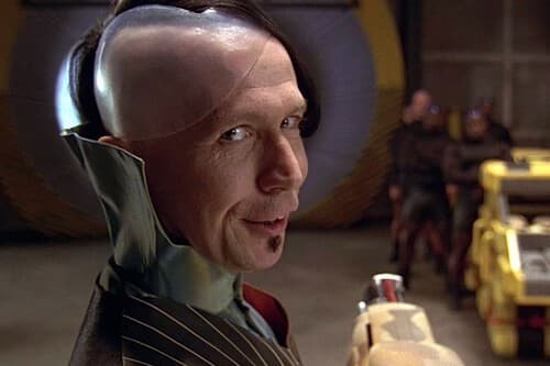 "Estaba pagando mis deudas": treinta años después, Gary Oldman sigue odiando esta brillante epopeya francesa de ciencia ficción