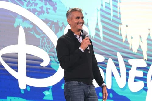 Disney tiene nuevo CEO. Bob Iger da el adiós anticipado un año antes de su jubilación y abre paso a un relevo más joven y con un sueldo estratosférico