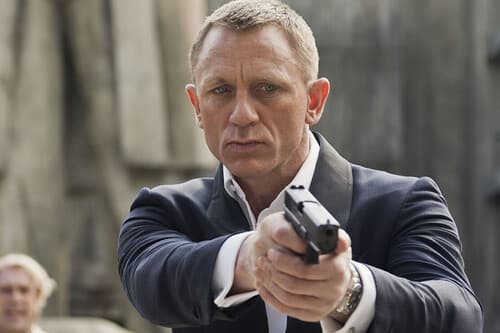 El guionista de la nueva película de James Bond da pistas sobre su aproximación al personaje: "Ha sobrevivido porque su esencia es como un diamante"