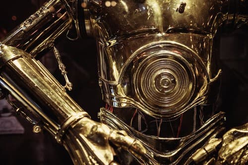 En 1977, Star Wars lanzó una colección de cromos con los protagonistas de las películas. Y C-3PO estaba "empalmado"