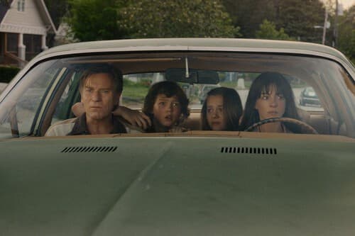 Anne Hathaway y Ewan McGregor se mudan a la prehistoria en la nueva majadería del director de 'It Follows'. Espectacular tráiler de 'El final de Oak Street'