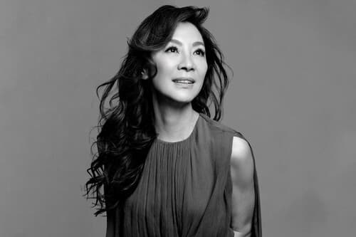 Michelle Yeoh, la primera estrella asiática en recibir el Oso de Oro de Honor afirma que seguirá pateando traseros: "porque quiero y todavía puedo"
