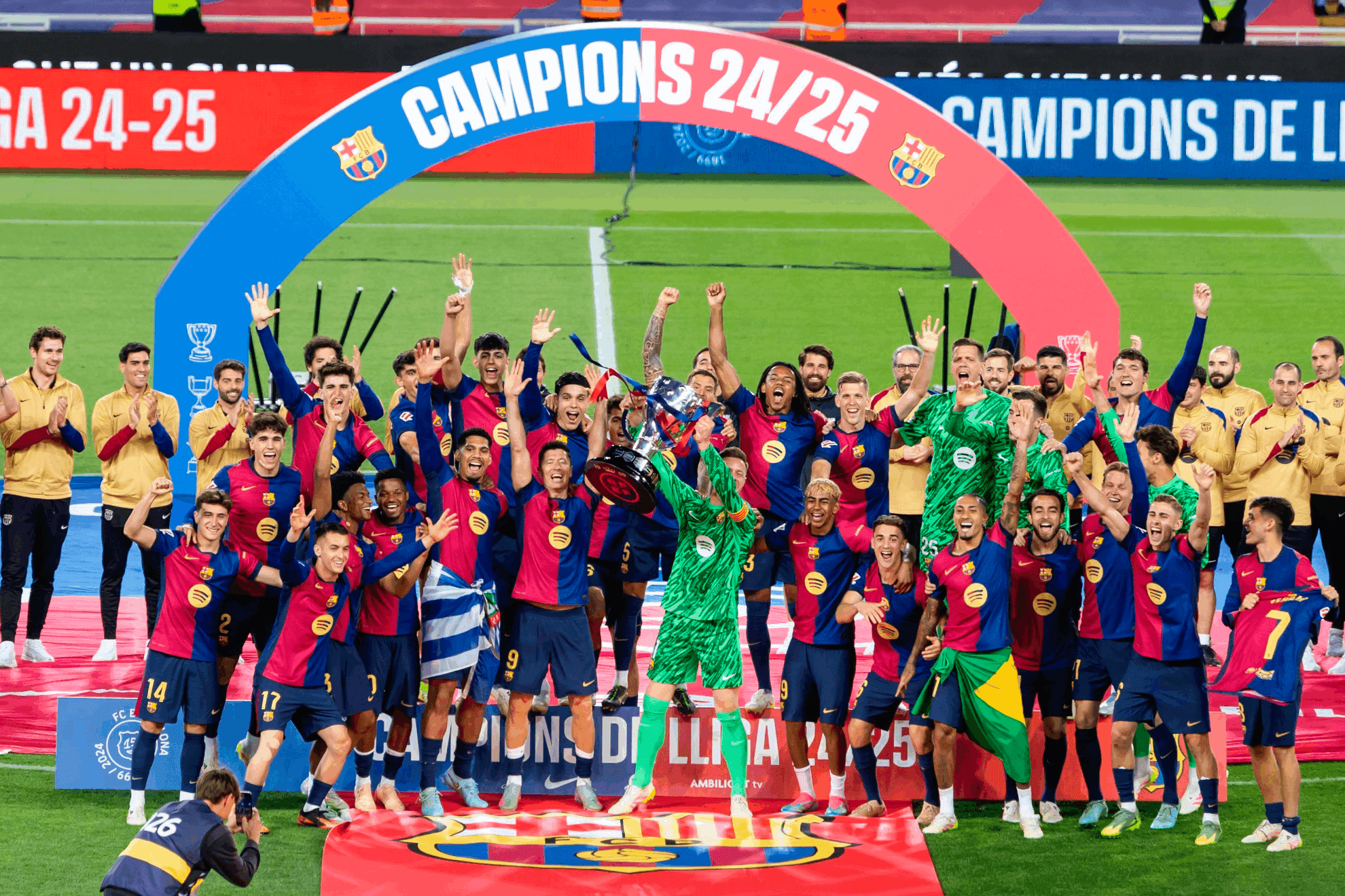 El Barcelona ya juega otra vez en la liga financiera de los grandes