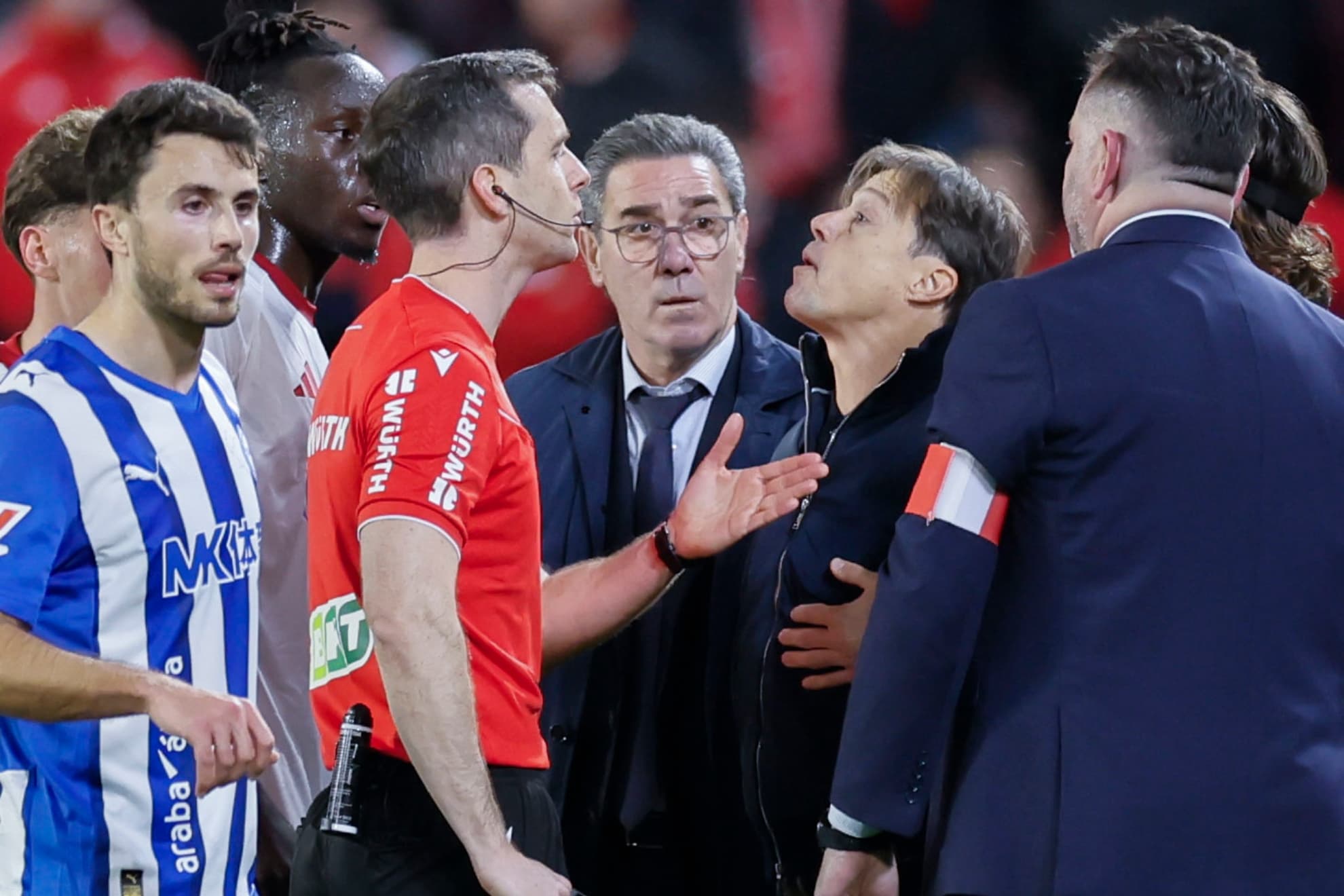 Los 'diálogos' entrenadores-árbitros: del "¿por qué me 'echás'?" a la "mucha cara", "los coj...." y la "vergüenza"