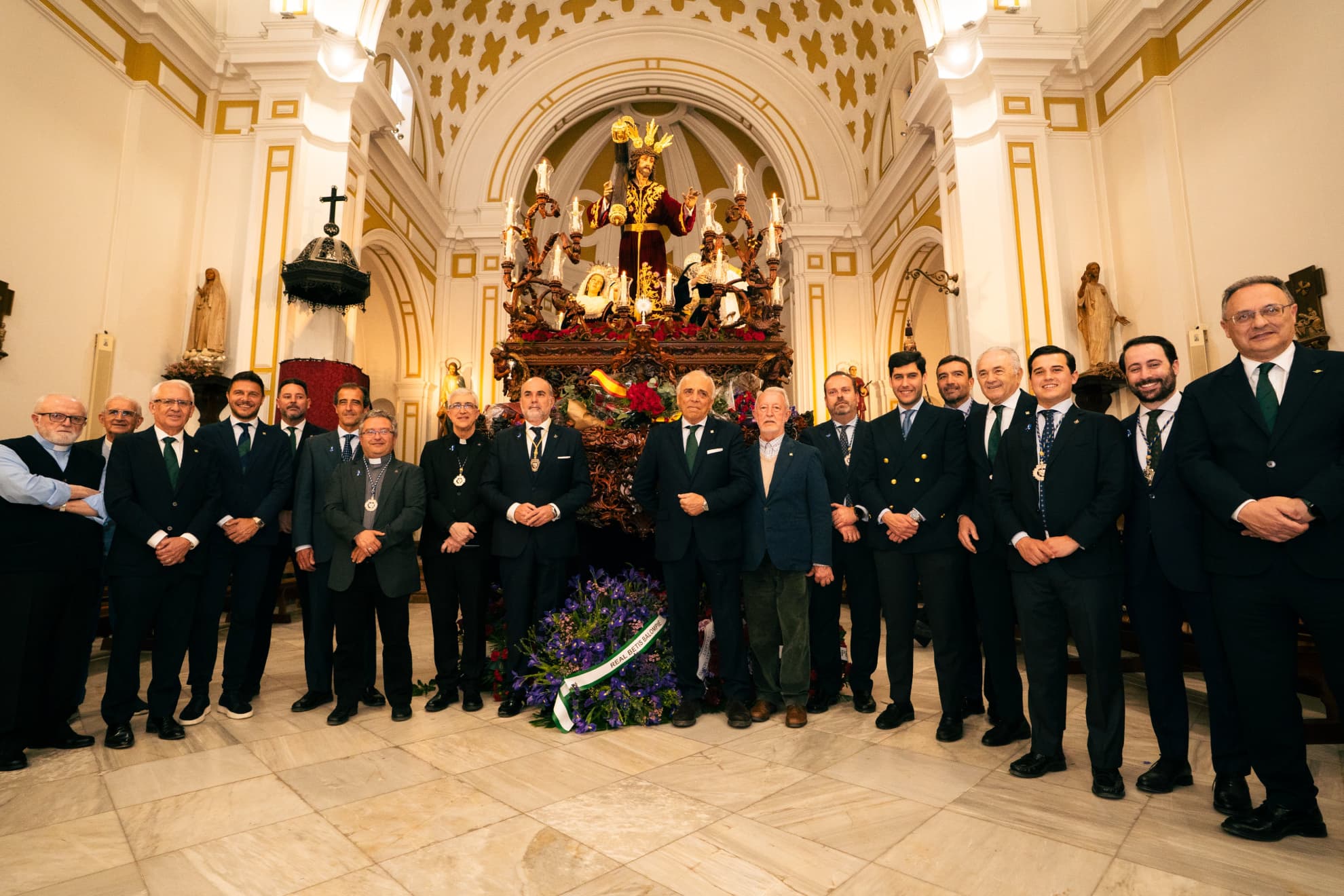 El Betis realiza la tradicional ofrenda floral al Cristo de la Misión