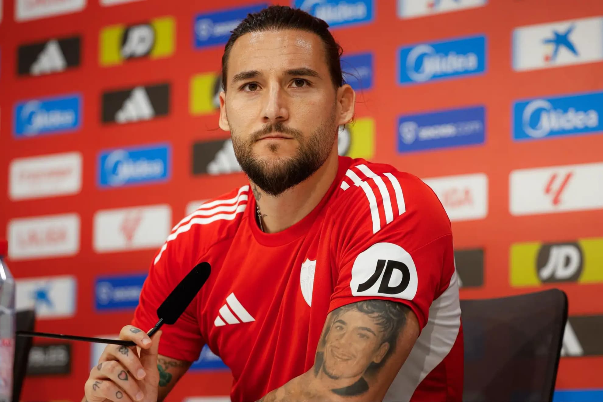 Gudelj: "Lo del aeropuerto fue un grupo de personas, pero en el estadio hay más y nos han apoyado siempre"