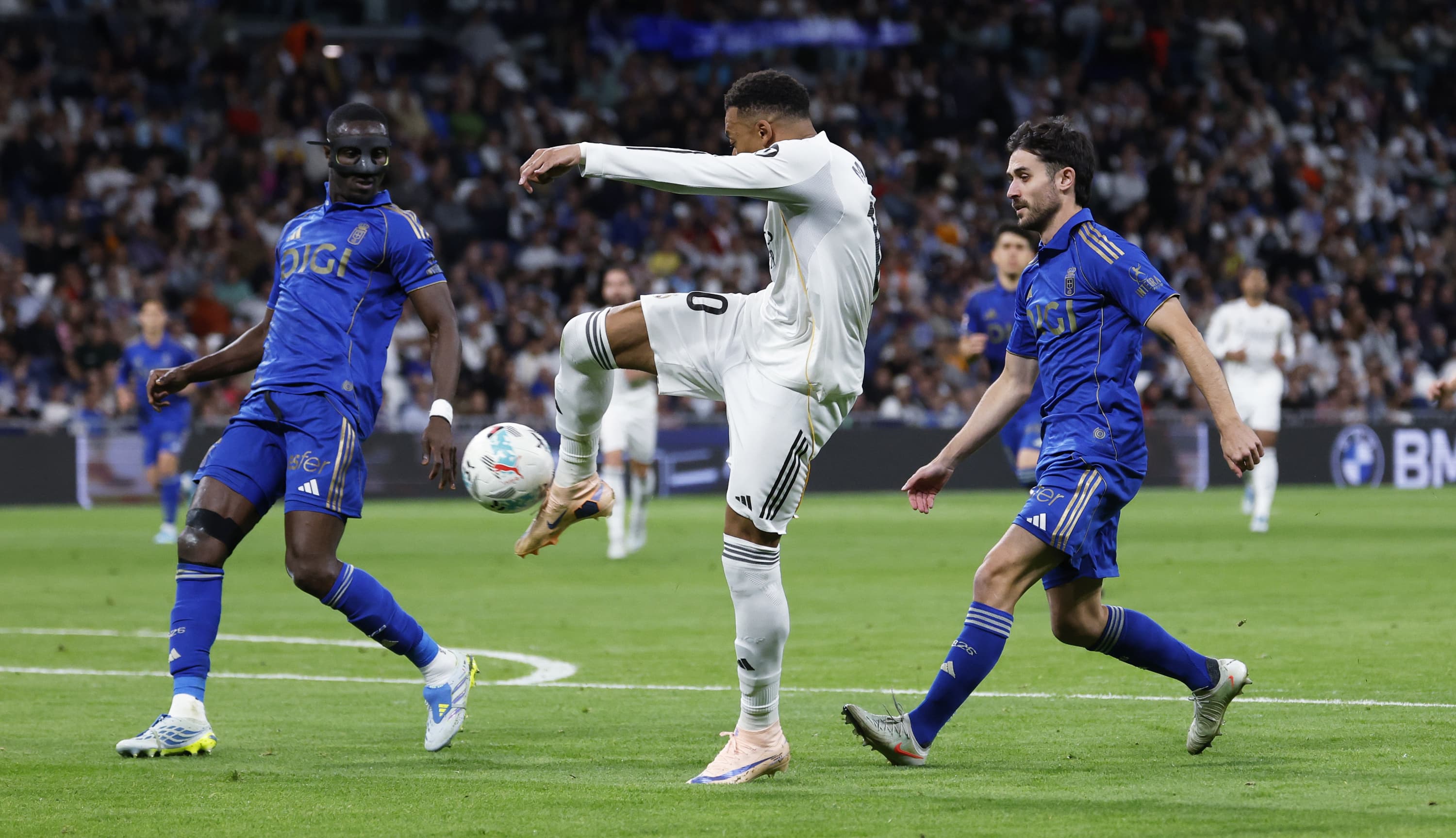 Pitos a Mbappé y choque de declaraciones