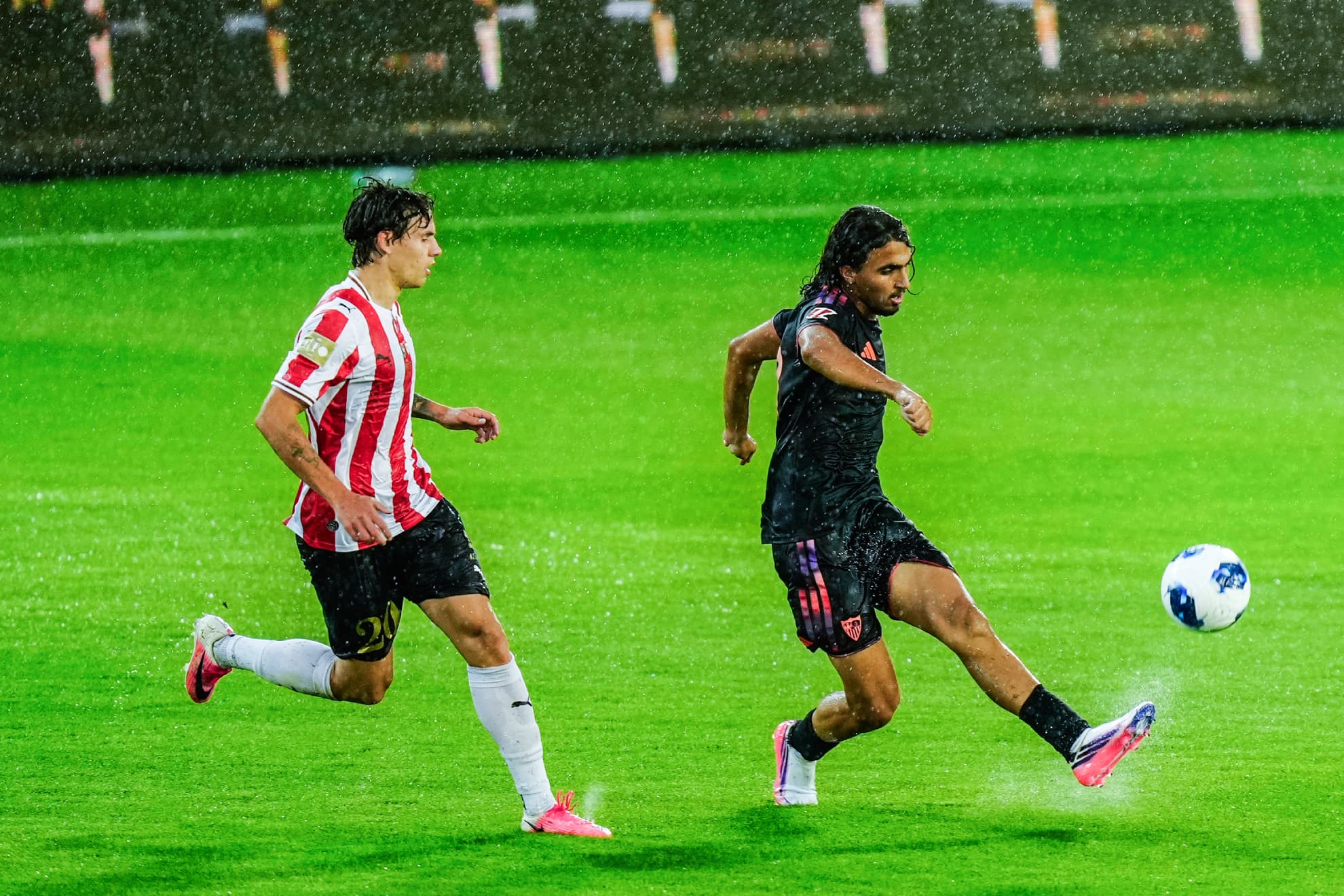 El Sevilla se atasca bajo la lluvia y firma su primera derrota en Cracovia
