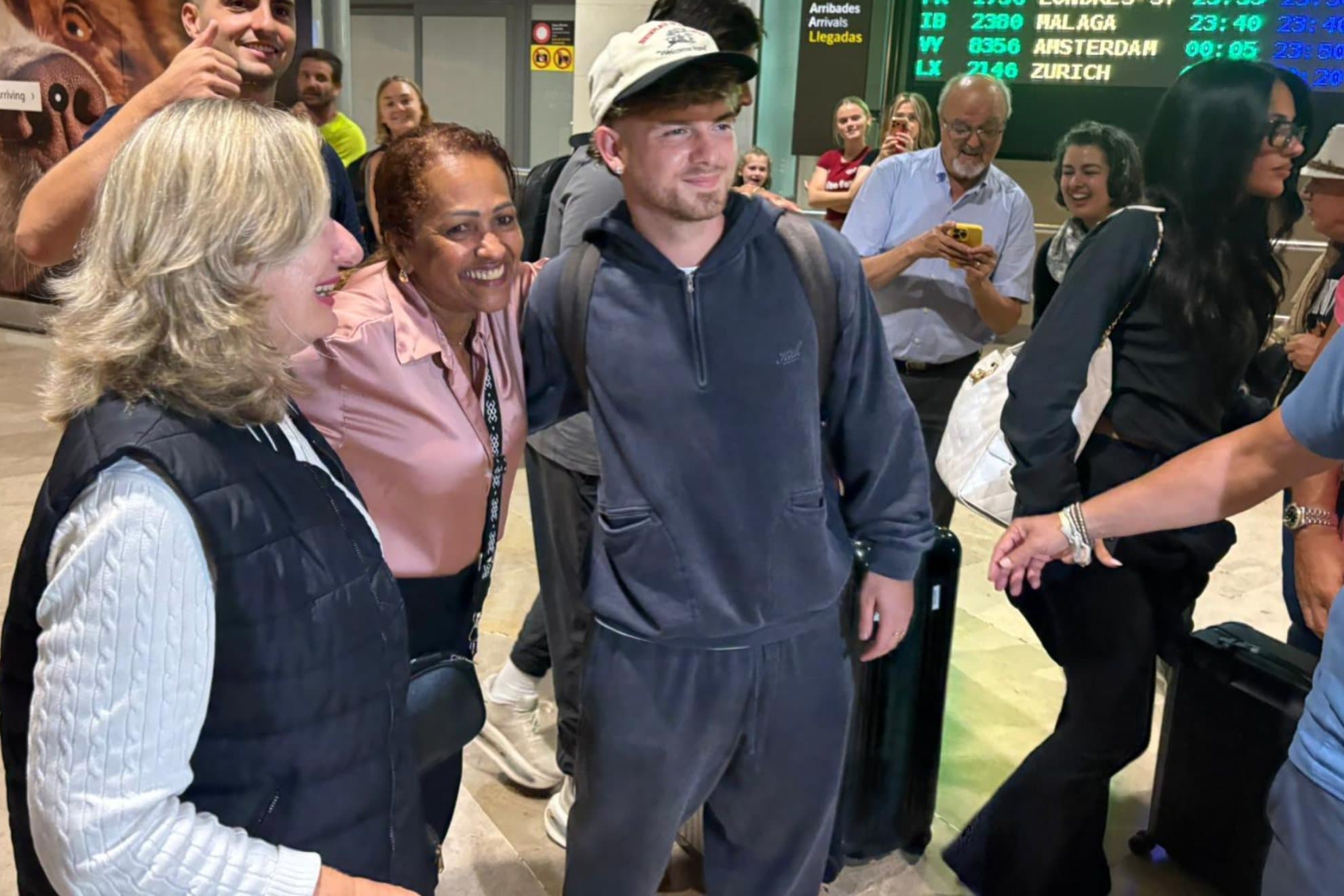 Harvey Elliott aterriza en Valencia: "Espero llevar a este gran club a competición europea"